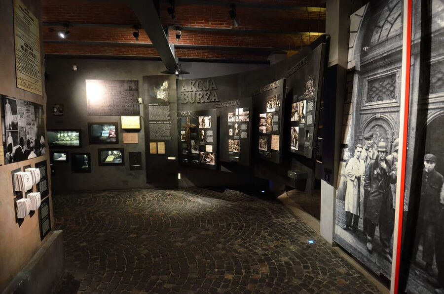 3-hour tour at Warsaw Uprising 1944 Museum /inc. Pick-up/ - The real value behind the $94 price