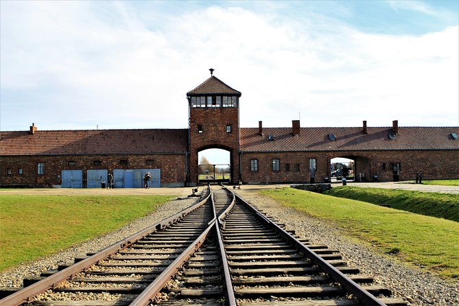 Auschwitz-Birkenau Guided Tour by Private Transport from Krakow - Packing rules, IDs, and how to handle weather at the memorial sites