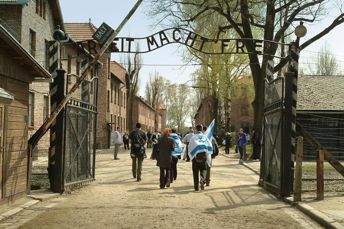 Auschwitz-Birkenau Museum and Memorial Guided Tour from Krakow - Pickup, timing, and how the 7-hour day will feel