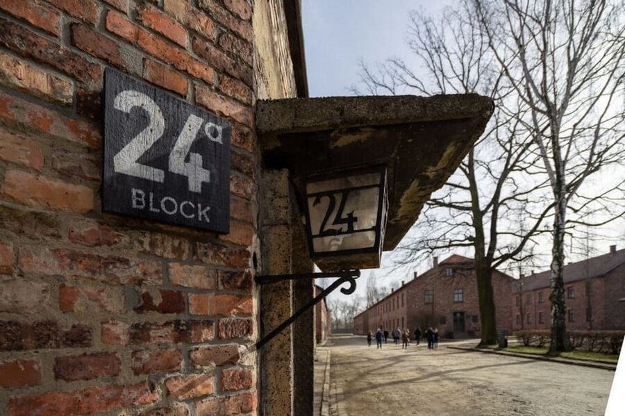 Auschwitz-Birkenau: Skip-the-Line Ticket and Guided Tour - Auschwitz I: your guided walk and how to use it