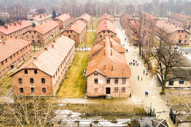Auschwitz-Birkenau Tour Guide and Jewish museum and synagogue - The real value of guided entry and meeting points