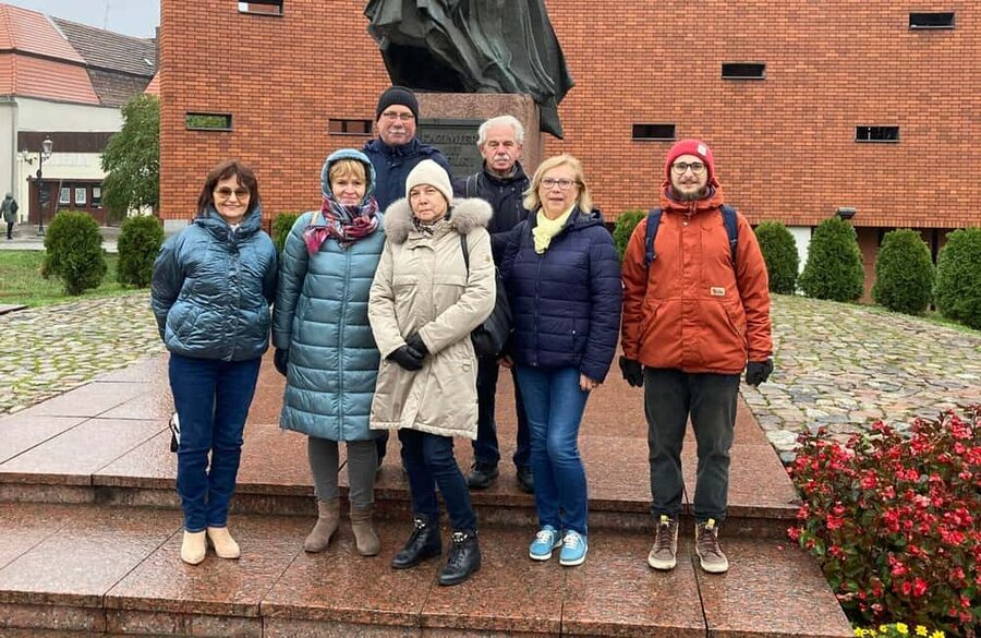 Bydgoszcz: Old Town Guided Tour - Getting oriented on Mostowa Street and The Man Crossing the River