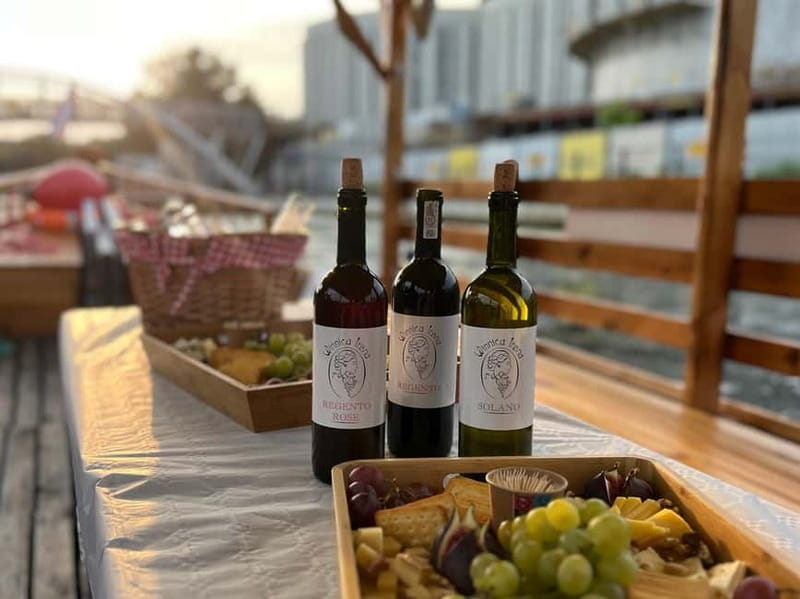 Bydgoszcz: River Cruise with local Wine and Cheese Tasting - Meeting at Wyspa Młyńska and settling into the Fryc boat