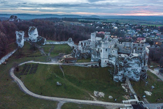Castles Tour by The Eagles' Nests Trail, day tour from Krakow - Pieskowa Skała Castle: courtyard and observation tower time