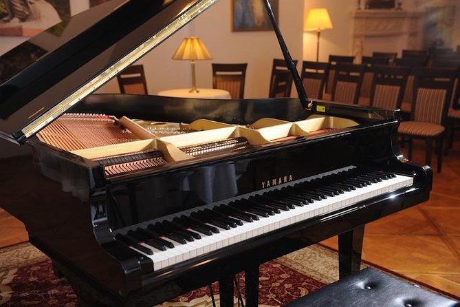 Chopin Piano Concert at Chopin Gallery with a Glass of Wine - The glass of wine: a small touch that changes the vibe