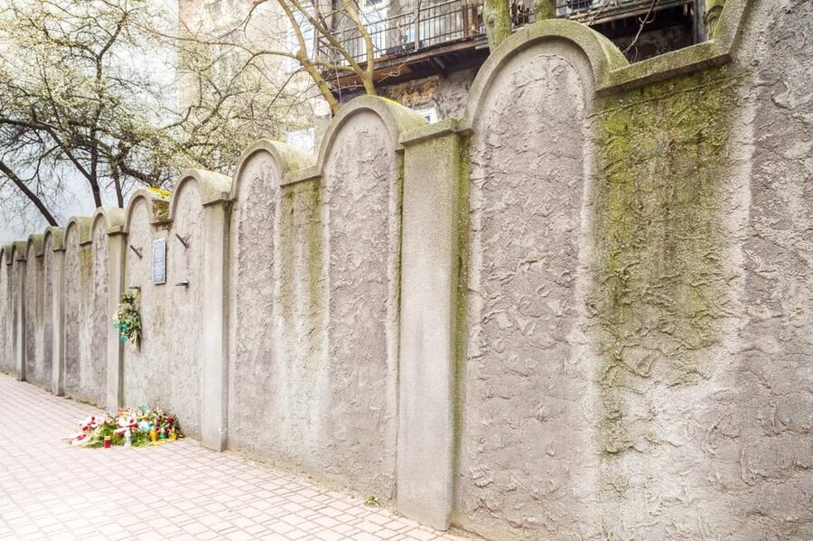 Cracow - Guided Tour of the Jewish Ghetto - Walking Podgórze: seeing where thousands lived in cramped conditions