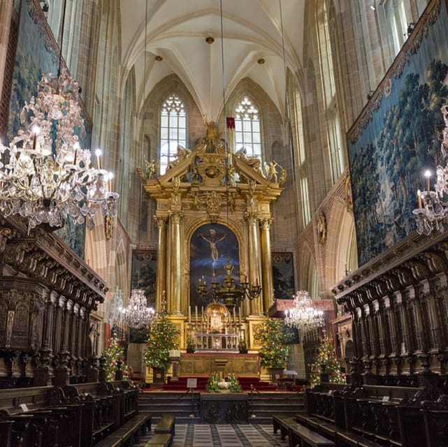 Cracow: Guided Tour of the Wawel Castle & Cathedral - Royal chambers: where the tour turns art into royal storytelling
