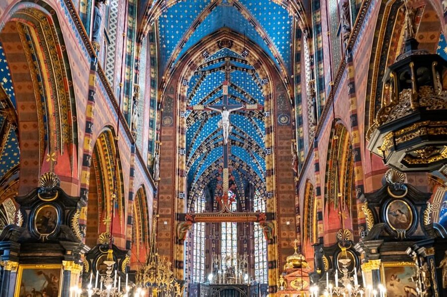 Cracow's Old Town sightseeing & St. Mary's Basilica Visit - Meeting St. Mary Magdalene Square and Getting Started Fast