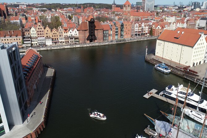 Cruises on the Motlawa River - Granary Island and the medieval crane: the must-see skyline