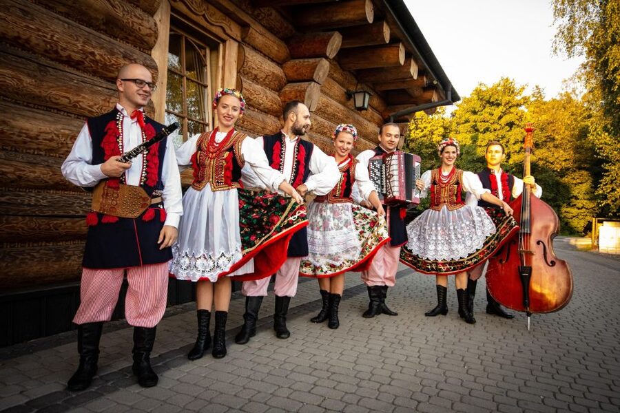 Evening Folk Show, singing, dancing and delicious food! - Key things to know before you go