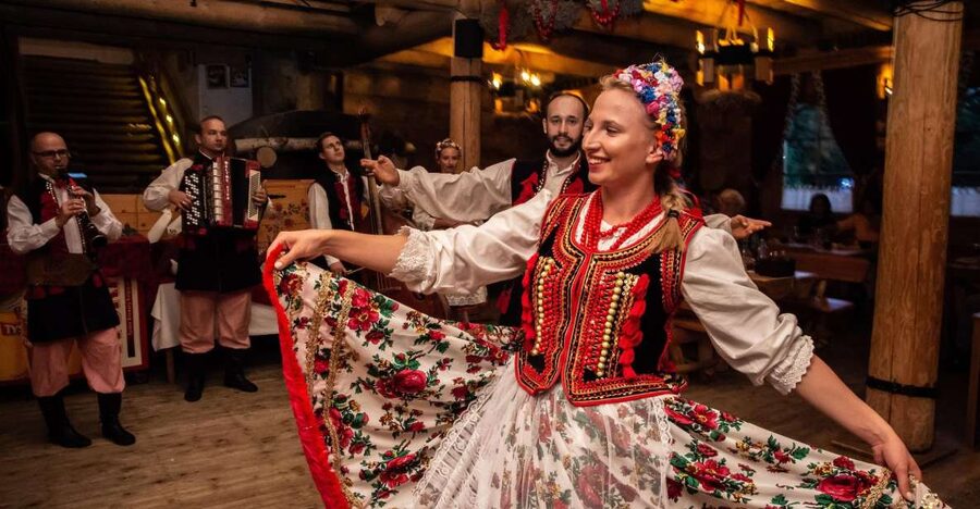 Evening Folk Show, singing, dancing and delicious food! - Price and value: what $83 buys you