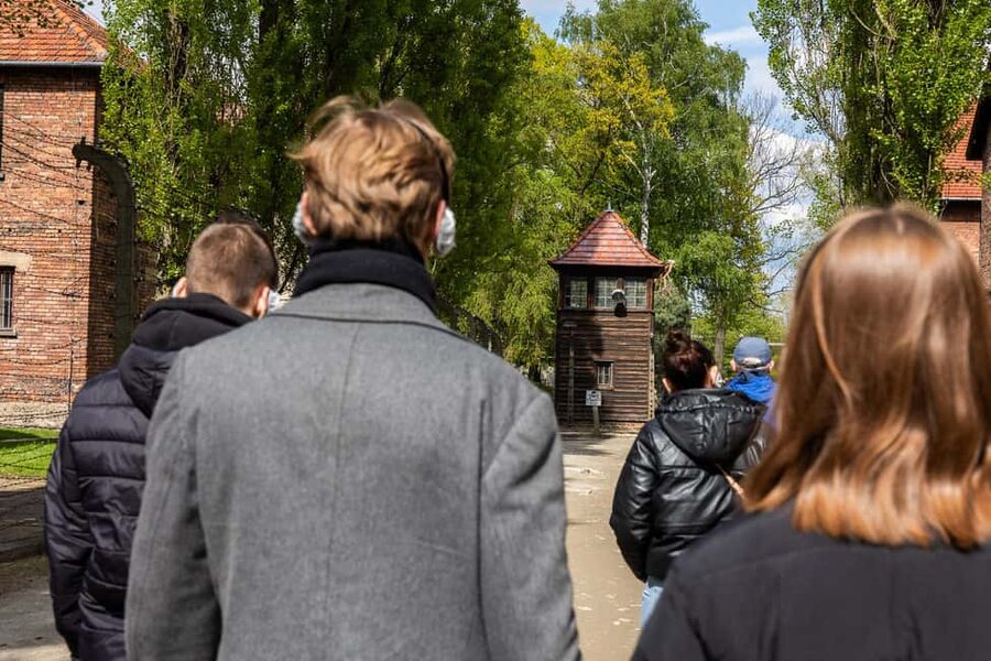 From Krakow: Auschwitz-Birkenau Full-Day Guided Tour - Timing, walking, and how to stay comfortable for 7 hours