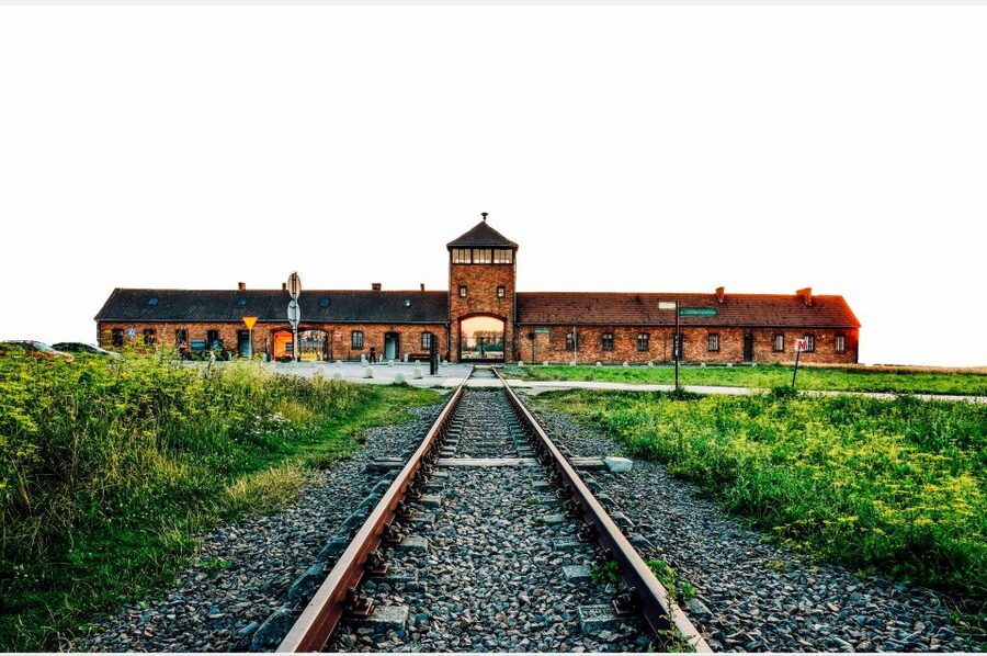 From Krakow: Auschwitz-Birkenau & Schindler's Factory Tour - The Podgórze break: short reset, smart food planning