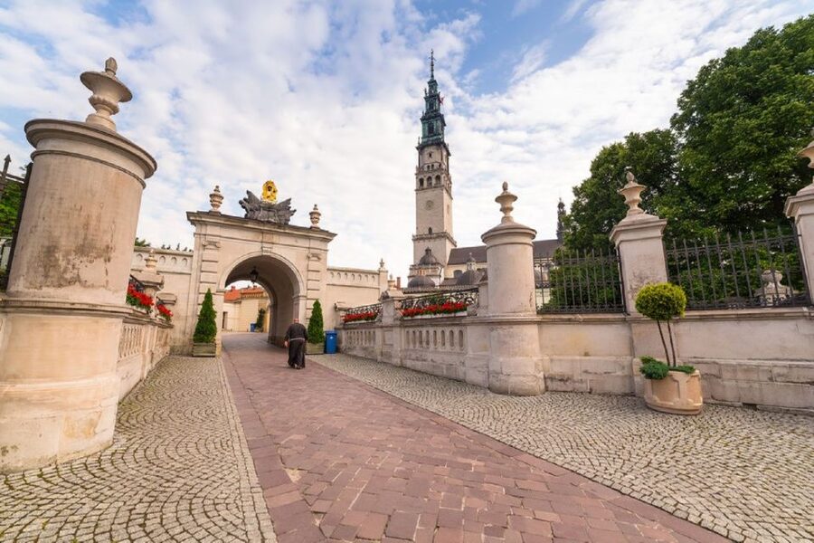 From Kraków: Częstochowa & Łagiewniki Pilgrim Sites Tour - English-speaking drivers: Miłosz and Igor as examples