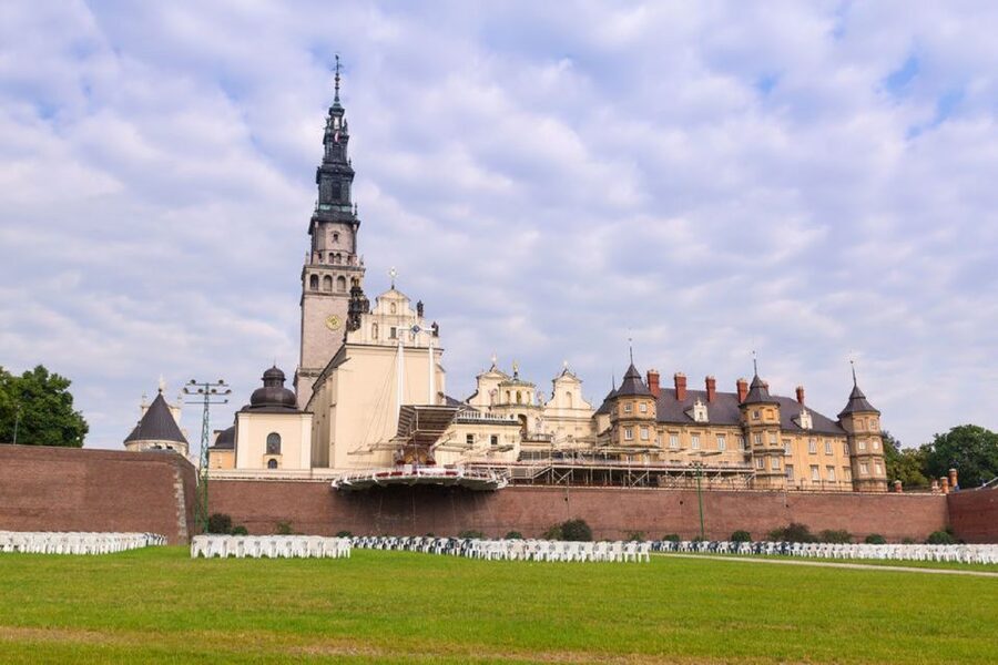 From Kraków: Częstochowa & Łagiewniki Pilgrim Sites Tour - Inside the basilica: how to make the most of the spiritual atmosphere