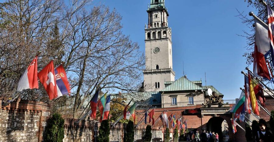 From Krakow: Czestochowa - The Black Madonna - Basilica and the monastery church spaces: seeing the sanctuary as a whole