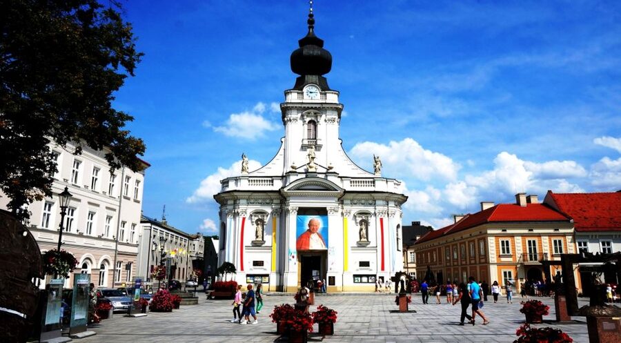From Krakow: Wadowice & Sanctuary of Divine Mercy Tour - Kremowka and lunch: the food timing that keeps you sane