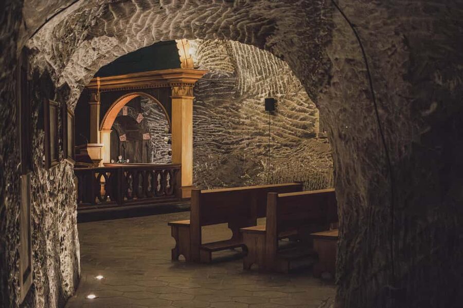 From Kraków: Wieliczka Salt Mine Tour & Fast-Track Ticket - The meeting point: how to find your group without stress