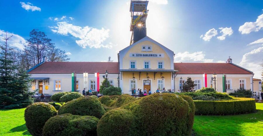 From Krakow: Wieliczka Salt Mine Tour & Skip the Line Ticket - Entering Wieliczka’s salt world, 135 meters down