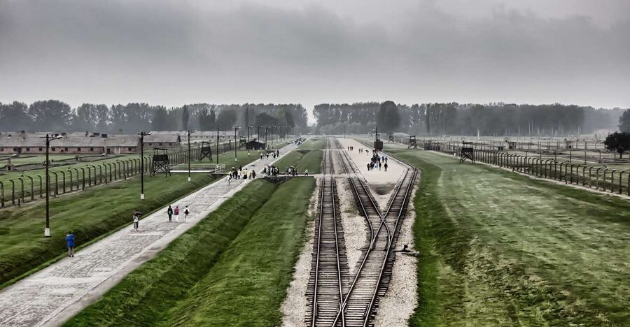 From Warsaw: Auschwitz-Birkenau Guided Tour with Fast Train - The 15-minute break, and how not to waste it
