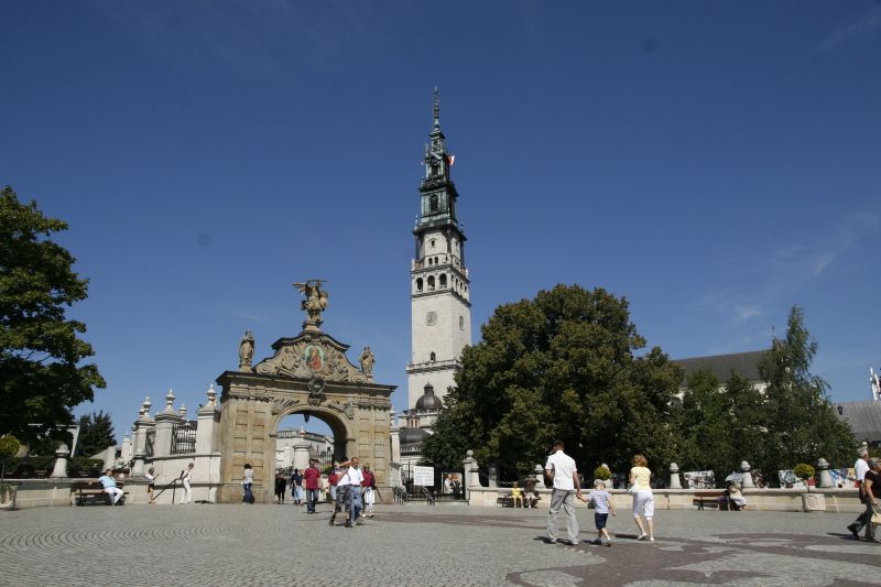 From Warsaw: Jasna Gora & Black Madonna Small Group Tour - The monastery schedule: visit, lunch, free time, then back to Warsaw