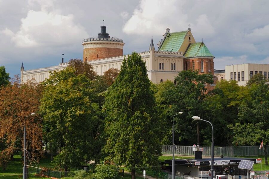 From Warsaw: Lublin and Majdanek State Museum Day Tour - Lunch and Rest Time: How to Make the Most of About One Hour