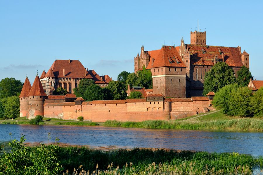 From Warsaw: Tour to Malbork Castle and Gdansk or Sopot - Entering Malbork Castle: Teutonic power in real stone
