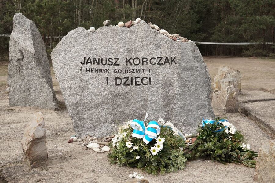 From Warsaw: Treblinka Camp 6-Hour Private Tour - Lunch with drinks, keeping the day humane without losing momentum