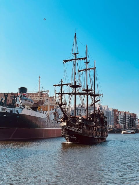 Gdansk: Guided Round-Trip Cruise to Westerplatte - Gdansk waterfront, the fast way: Port life plus WWII reference points
