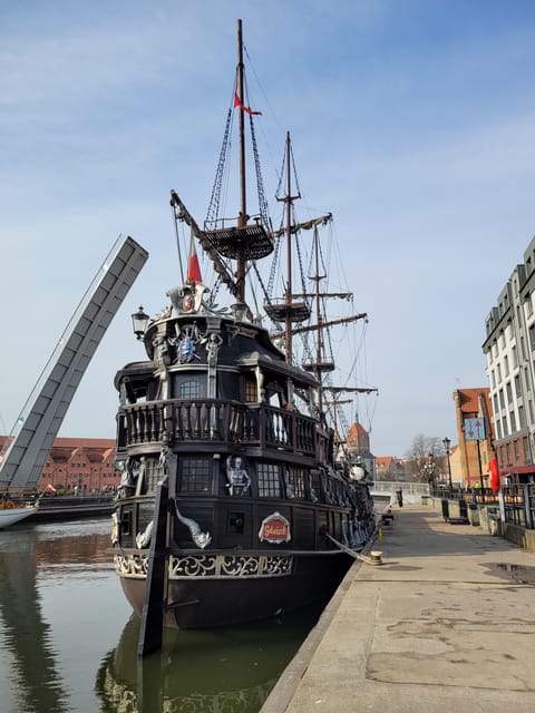 Gdansk: Guided Round-Trip Cruise to Westerplatte - The on-board bar: warm drinks, snacks, and how to stay comfortable