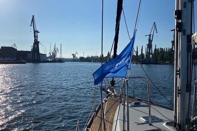 Gdańsk: Motlawa and Port yacht cruise with Welcome Drink - A 50-minute yacht cruise that turns Gdańsk into a working waterfront movie