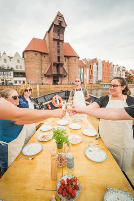 Gdańsk: Motława River Cruise with Pierogi Tasting - Weather Comfort, Blankets and Umbrella Help