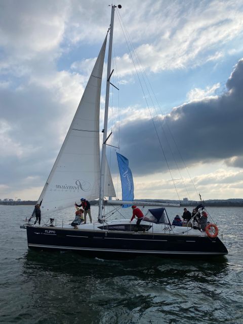 Gdansk: Scenic Evening Yacht Cruise with Welcome Drink - Guides, Commentary, and How to Get the Most From the Night