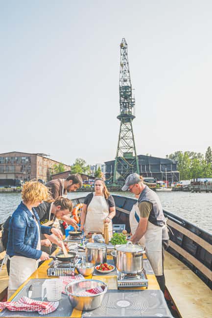 Gdańsk: Shipyard and Port Cruise with Pierogi Tasting - The 70-minute sailing plan, from shipyard canals to port panoramas