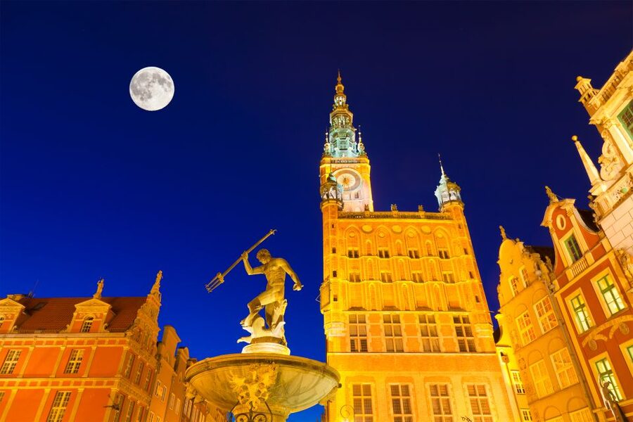 Gdansk: Small Group Walking Tour - Gold and Green Gate to the Old Port, shifting from streets to stories