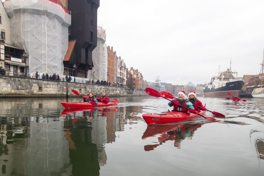 Gdansk: Winter Kayaking Tour - First stop on the Motława: shipyard cranes and a safety briefing that sets you at ease