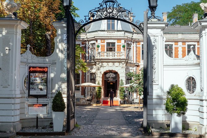 Highlights & Hidden Gems With Locals: Best of Warsaw Private Tour - Belvedere Palace start: grand grounds with a clear anchor point
