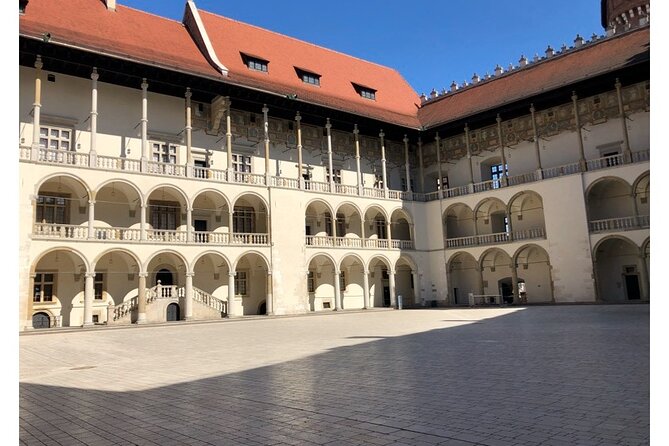 Historic Krakow : Old Town & Wawel Castle Walking tour - Old Town Stop: The Famous Church and the Krakow Trumpeter Story