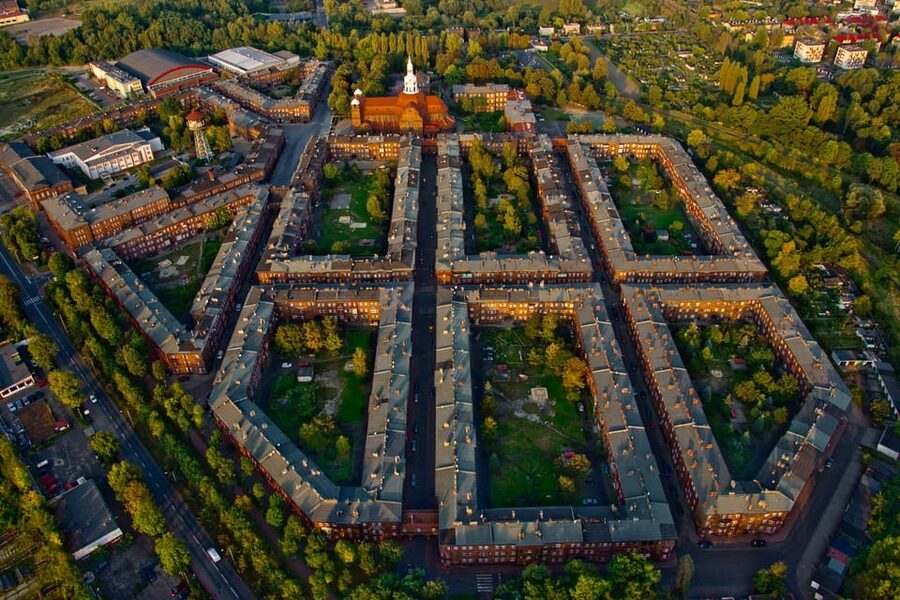 Katowice and Nikiszowiec: bicycle tour with guide - Valley of Three Ponds to Nikiszowiec, recreation and real housing life