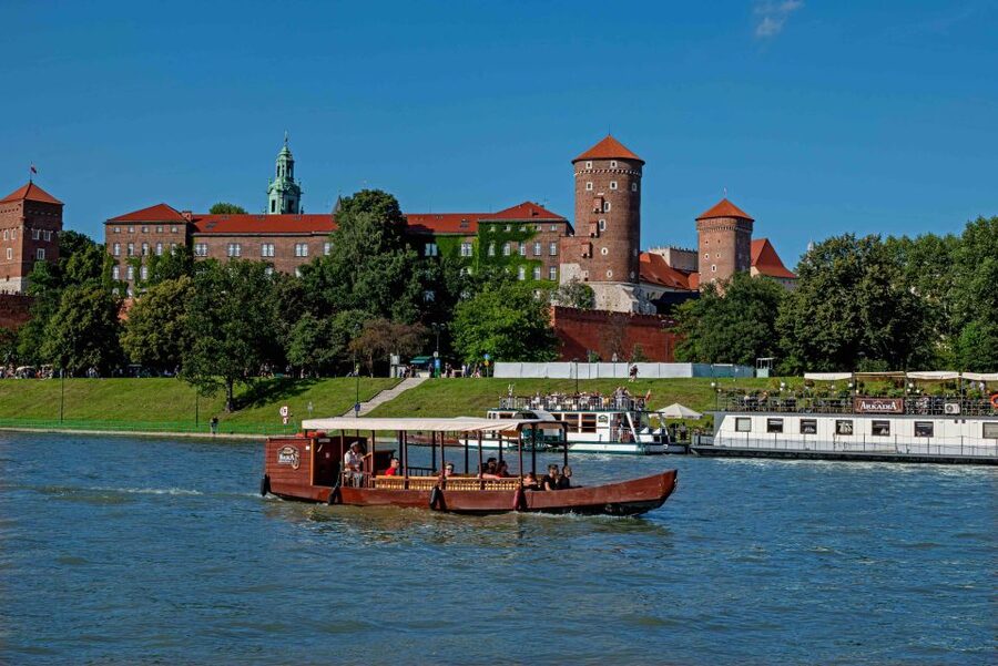 Krakow: 1-Hour Evening Vistula River Cruise - Father Bernatek’s Bridge and the Artistic Shift Toward Kazimierz