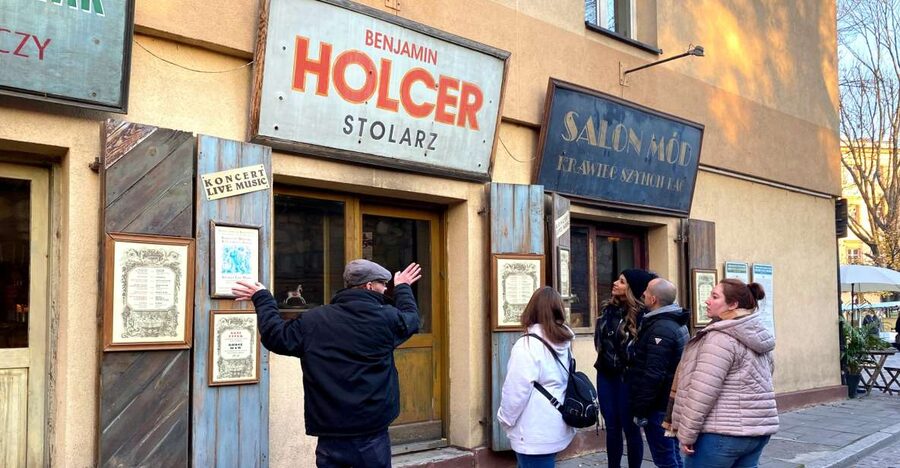 Krakow: 2h Kazimierz (Jewish Quarter) Walking Tour - Stop by stop: the streets, the synagogue sites, and the cemetery moment
