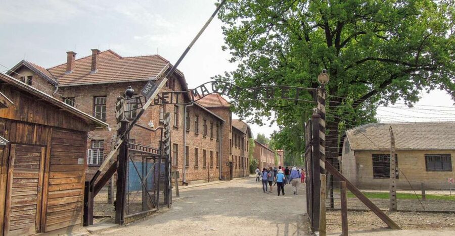 Krakow: Auschwitz and Wieliczka Salt Mine Combo Tour - Getting Picked Up in Krakow, and Why the Start Time Can Be Wild