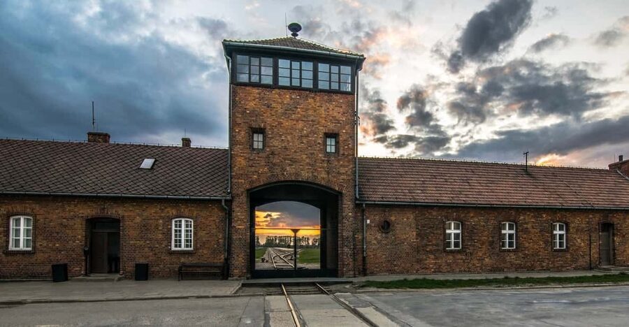 Krakow: Auschwitz-Birkenau Guided Tour with Pickup & Lunch - Krakow to Auschwitz-Birkenau: why this guided format works