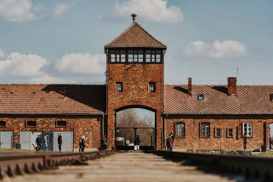 Krakow: Auschwitz-Birkenau Guided Tour with Transportation - Auschwitz arrival and the brief reset before the main stops