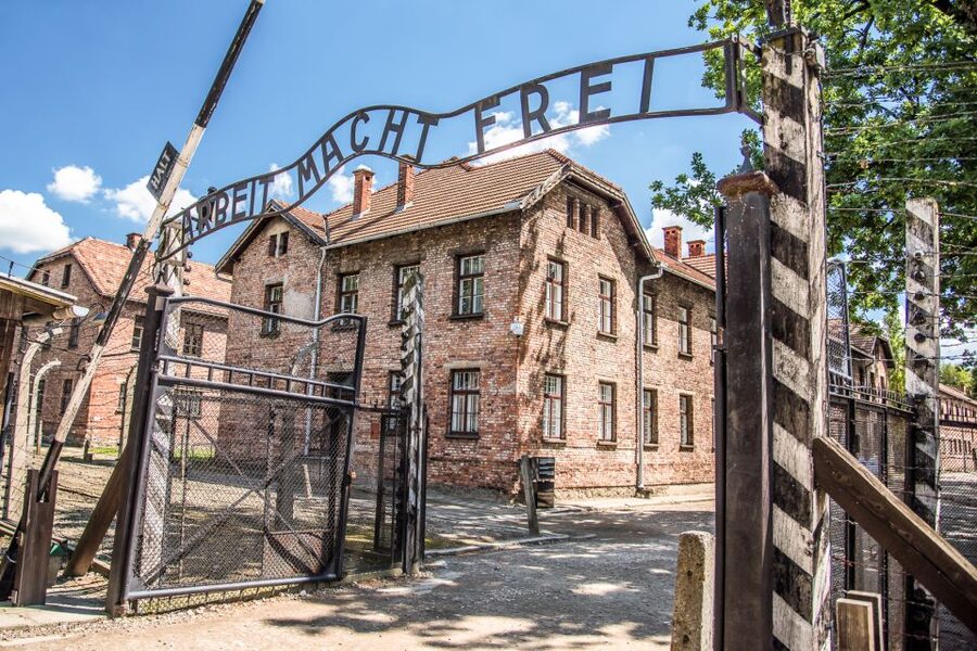Krakow: Auschwitz Guided Tour with Pickup and Optional Lunch - Time, Pace, and What to Pack for a 7 to 8 Hour Day