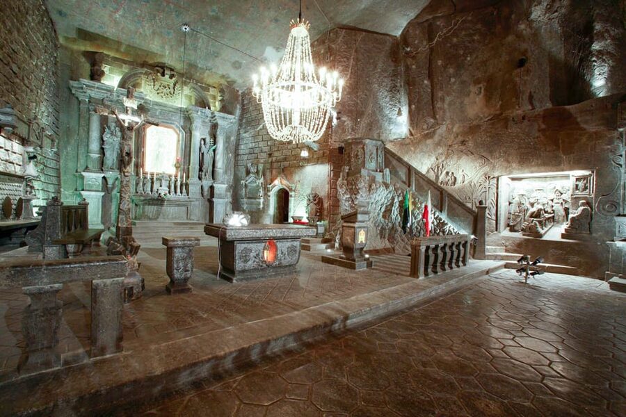 Krakow: Auschwitz & Wieliczka Salt Mine Guided Day Tour - One Day, Two Worlds: How the Auschwitz and Wieliczka Combo Works