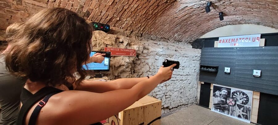 Krakow: Axe Mate Club Shooting Range Entry Ticket - The hardware: CZ 75 blow-back pistol and a Crosman M4-style rifle