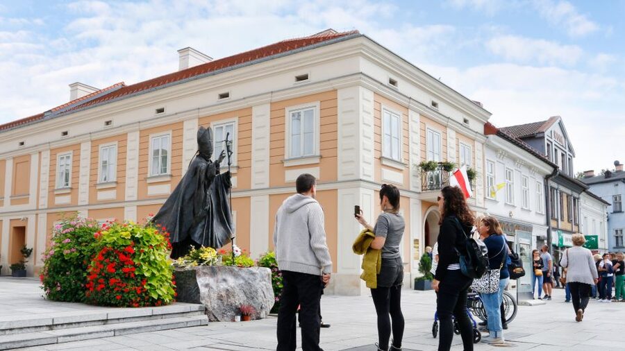 Krakow: Black Madonna of Częstochowa & Home of John Paul II - Jasna Góra Monastery with a Pauline monk: treasury viewing and the guided flow