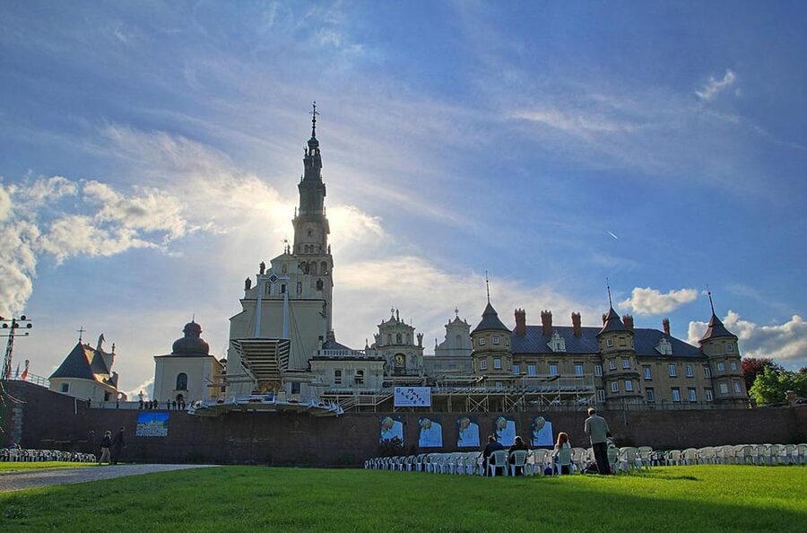 Krakow: Black Madonna Sanctuary of Czestochowa - Guided Tour - Photo stops and the rhythm of guided plus self-guided time