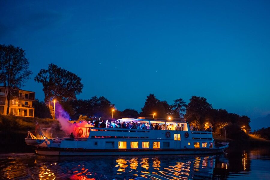 Krakow: Boat Party with Unlimited Drinks - Live magic on the boat, and the small theatrics that keep things from feeling routine